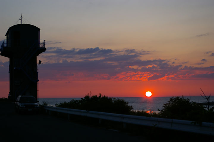 Sunset2006.07.20 ちなみに、夕陽の方向は298度。もうちょい右がEu方向?