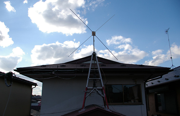 仮設置したトライバンド AWX antenna。逆光でスミマセン