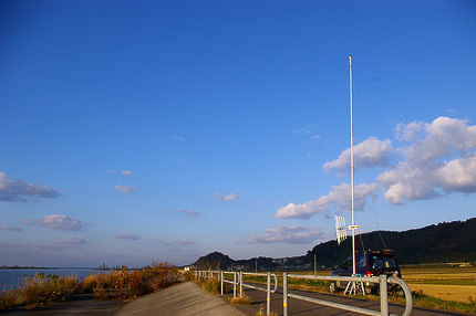 八郎潟町 八郎潟東部承水路堤防 QM09AX 正面は三倉鼻公園