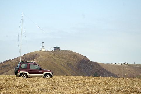 男鹿市 寒風山 PM99WW 向こうに見えるは回転展望台と警察無線(たぶん)の中継局