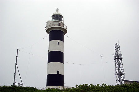 入道崎灯台/入道埼無線方位信号所。逆Lが2本、T型が1本・・のように見える。
