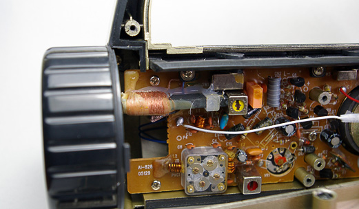上の AM/FMラジオの内部。フェライトバーの大きさは VX-8と同程度・・なのに感度は雲泥の差。