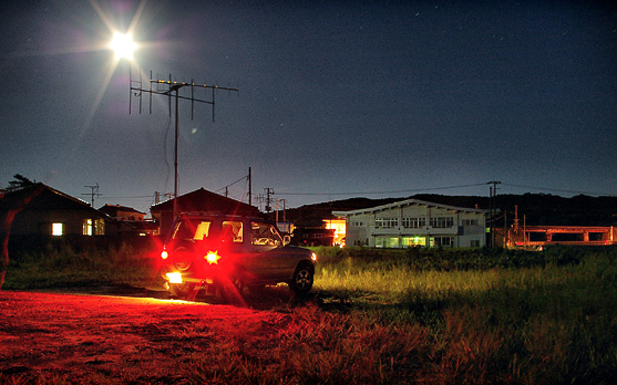 由利本荘市 道川海岸 QM09AN 2012/9/1 19:54 F8 60秒 (左上の光は満月。みずがめ座の一部も写っている。しまった!後ピンだ。いや、この場合は後ピンでいいのか・・)