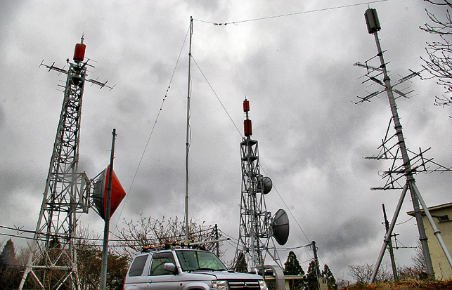 幟山山頂。背景の鉄塔は、左から AKT/AFM AAB NHK/ABS。ただし、現在、地デジTVは、AABのタワーTOPにあるアンテナから各局の信号がまとめて送信されている。FM秋田とNHK-FMは、左右のタワーの3エレ×4からそれぞれ送信されている。AKT/AFMのタワーからAABの局舎にケーブルがひかれているっぽいが詳細不明。地デジ回線は、AABタワーの小さい方のパラボラで受けているもよう。上岩川方面に中継局(固定局)があるっぽいが詳細不明。