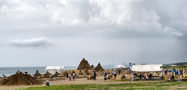 三種町 釜谷浜/サンドクラフト in みたね 2013 向こうに見えるは能代火力発電所の煙突。