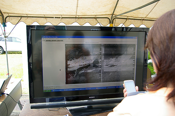 WXtoimgの受信画面。宗谷岬や朝鮮半島が(上下逆に)見えている。Displayの枠に怪しいおっさんが映り込んでいるが気にしないように。