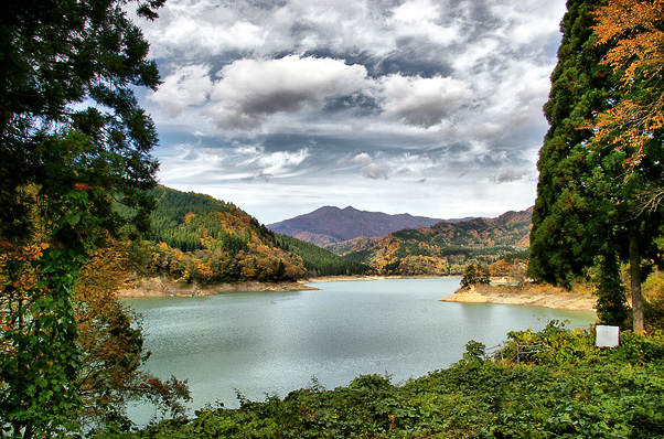 猿ヶ瀬園地から見た藤里駒ヶ岳。手前は素波里湖。中央左側後に少しだけ見えているのが藤里駒ヶ岳(1157.9m)の山頂である。
