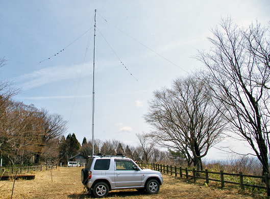 八峰町 高峰山 QN00BH。アンテナはクロス設置の逆V。奥のクルマは UIT局。