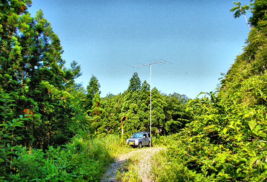 八峰町 池の台林道 PN90XK。カーブミラーに近すぎ? 道交法適用か微妙。