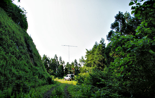 八峰町 池の台林道 PN90XK。アンテナは南向き。後は仰角20度程度の壁。