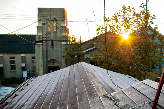 トタン屋根上の 霜 と 朝日 2015/11/13 06:41 F5.6 1/125秒