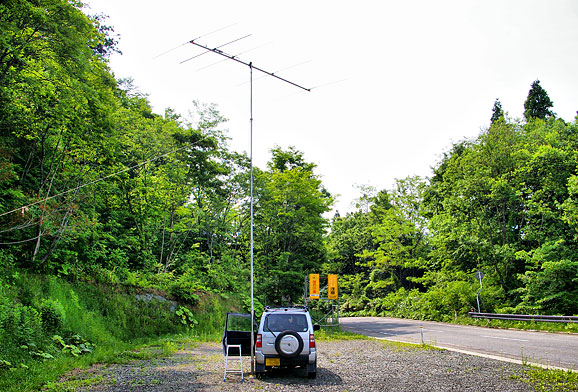 仙北市 大覚野峠近傍 QM09GU。アンテナをフル・アップすると倒れた場合 国道にハミ出るので、7.5mで妥協した。
