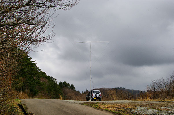 9.4mh. 21MHz Delta-Loop @ 04008h 三種町 陣森 標高160m QN00BA。「へびに注意」の立札は無くなったが、かわりに熊が出るかも?