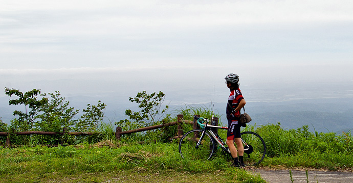 八峰町 高峰山 駐車場 標高335m。下界は霞んでしまっていて、鳥海山なども見えなかった。