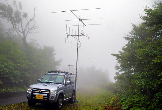 八峰町 青秋林道D 標高896m QN00BK 南方向。50MHzの 3エレの高さは 約5m。これ以上 高くすると通報されるかも・・(^^;)