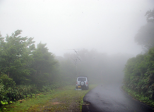 八峰町 青秋林道D 標高896m QN00BK 北方向。到着から撤収まで ずーっと 雲の中。雨は 小雨程度。幸いにもカミナリは まったく なかった。