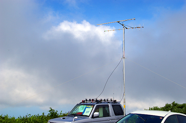 鉾立駐車場 西端。430MHz 12el yagi-uda、1200MHz 22el H-Hentenna