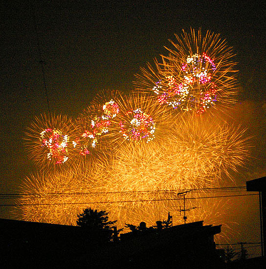 能代の花火 自宅二階 iso3200 F6.7 1/30s 21:04:14 ミニ三脚使用