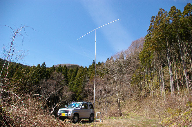 八峰町 池の台林道(F) PN90XK。バック方向は仰角20度の壁。