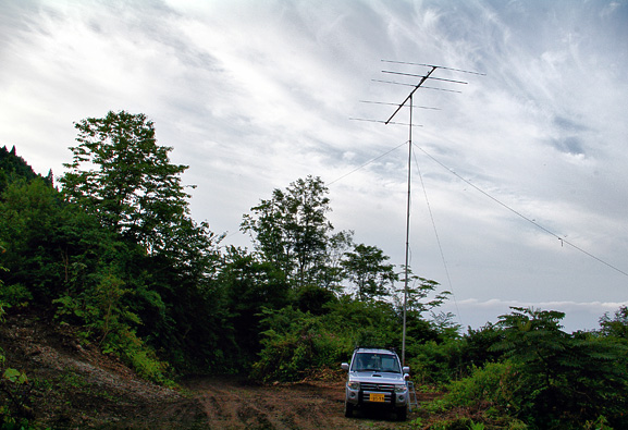 八峰町 池の台林道(F) 標高370m PN90XK。南方向。暑くなさそうだが 06:30頃に撮ったもの。