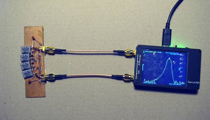 26.550MHz用の水晶によるラダーフィルタ。NanoVNAで測定中。IN/OUTとも 1kΩ。