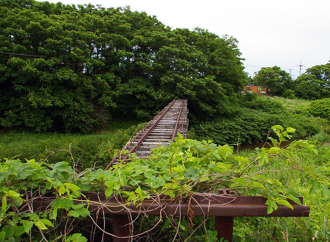 アキモクボード前の廃線鉄橋。この先は 市道を挟んで すぐ東能代駅である。