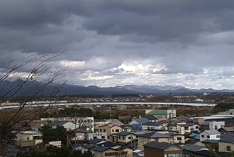 能代公園から田代岳を望む