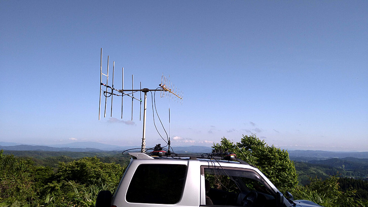 常盤林道B。ANTの向きは南。右端に森山。その奥が鳥海山のハズだが この日は見えなかった。撤収作業中の写真なので地上高2mちょい。