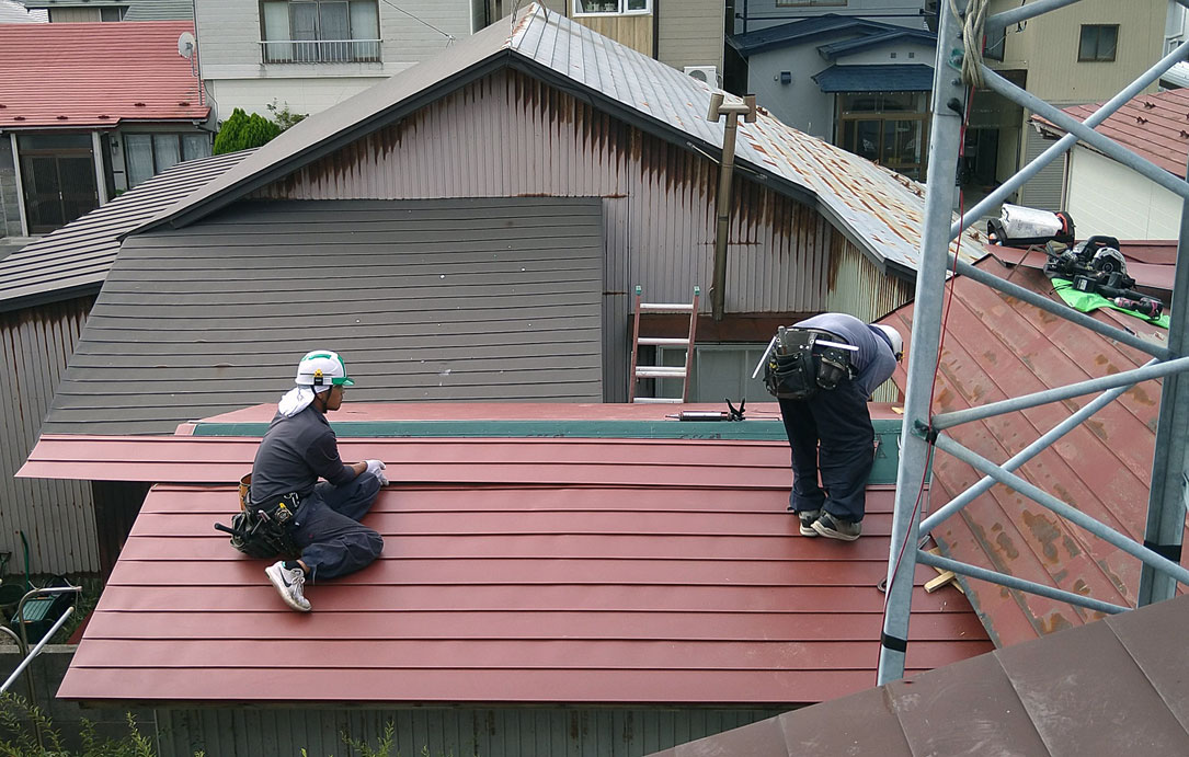 物置屋根葺替工事。北側の屋根も錆が・・塗り直す?