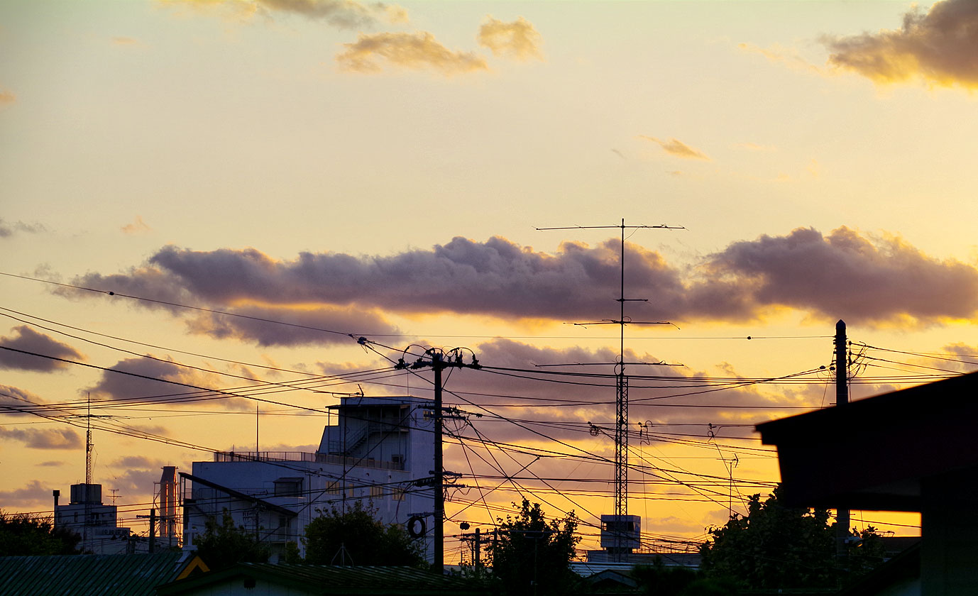 晩秋の夕暮れ と アンテナタワー JA7KPI 日吉神社境内から