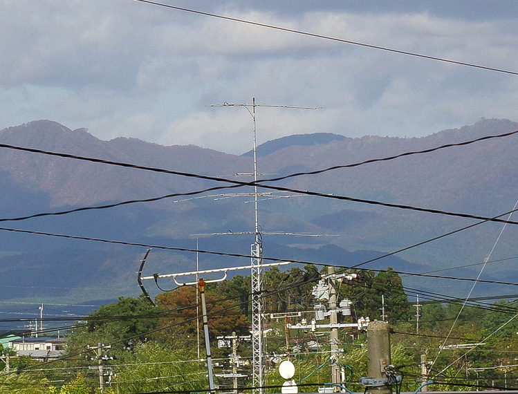 南米向けアンテナ JA7KPI 畠町児童公園から。中央奥:芋長根 919m 左:水沢山 822m