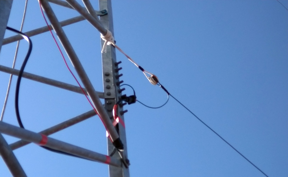 スローパー 給電部
同軸ケーブル(5D2V)-Mコネ-M受-芯線→エレメント/網組→タワー ピンボケSRI