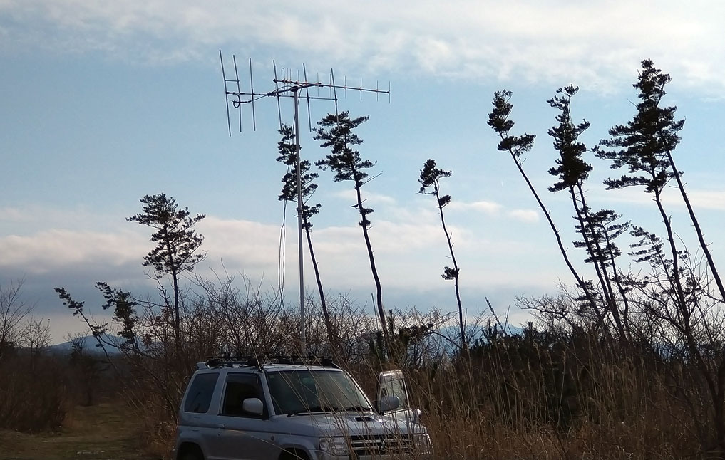 三種町 浜田ポンプ場近傍 PN90XC 背景はクルマの左: 寒風山、右:
男鹿本山。HFアンテナ(Trap逆V)撤収後。