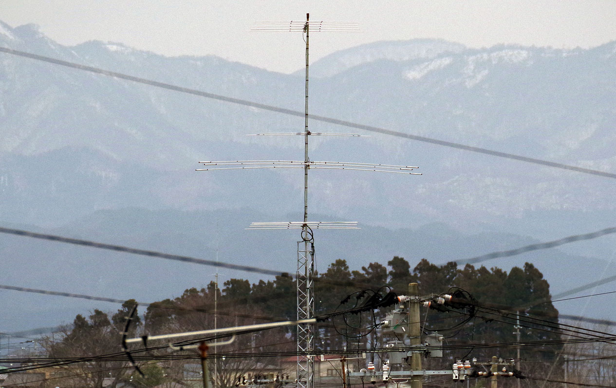 三種町 浜田ポンプ場近傍 PN90XC 背景はクルマの左: 寒風山、右:
男鹿本山。HFアンテナ(Trap逆V)撤収後。