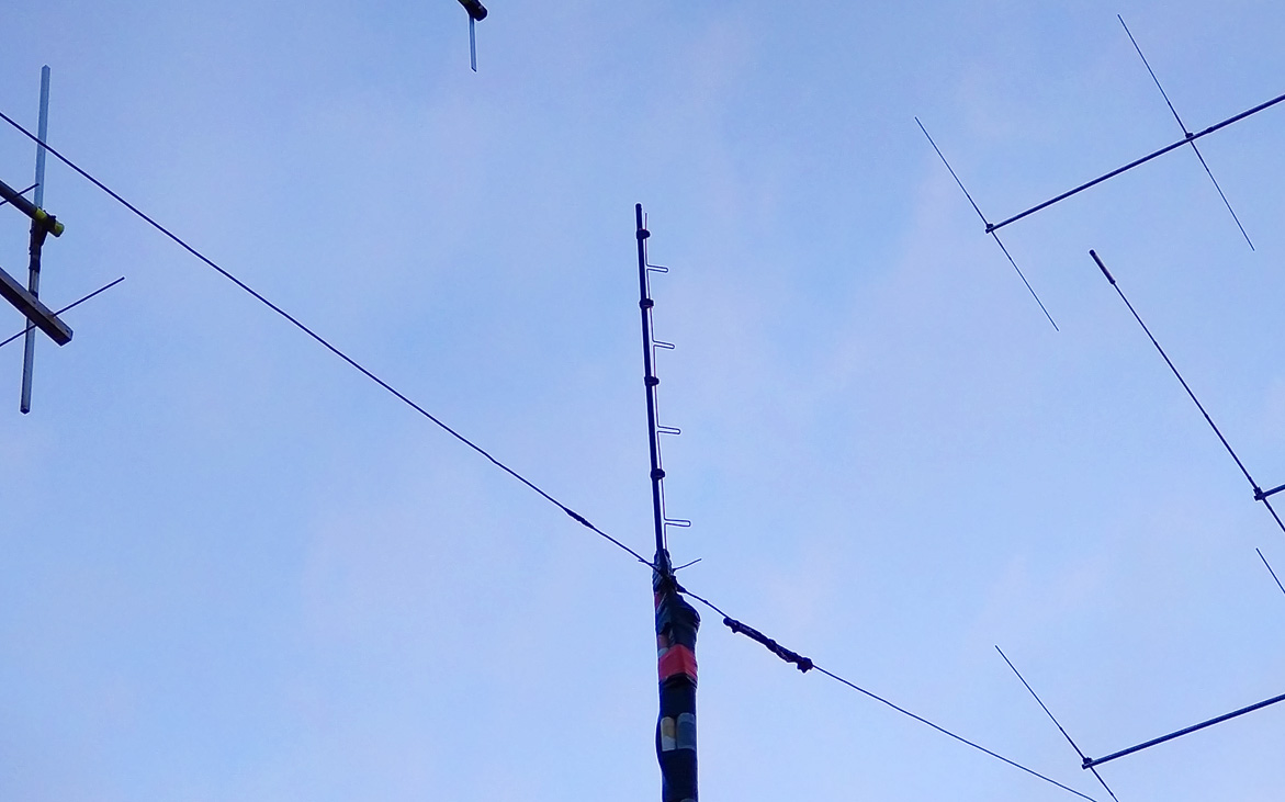 5 Stage Collinear Antenna over the rooftop (about 9m high)