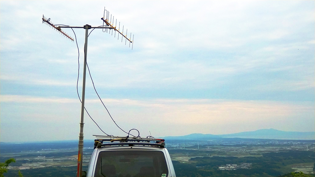 八峰町 高峰山 標高330m。実はすぐ左隣に JE7HOUさんがいました。右前方は 男鹿半島。寒風山と男鹿本山。